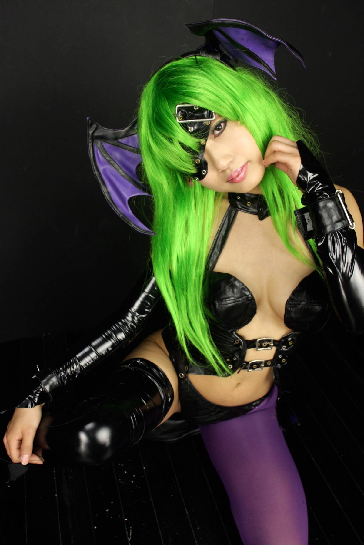 [Cosplay]  Darkstalkers  Morrigan with great body in latex